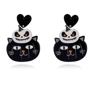 Detail van Halloween-oorbellen van acryl met glitterpompoen en spookachtig gelaagd ontwerp