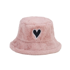 Rosa Plüsch-Anglerhut mit schwarzem Herz-Patch zeigt weiche Textur und gemütlichen Stil