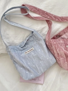 Sacs à bandoulière en velours côtelé rose et bleu avec motifs cœurs et fermoir aimanté