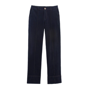 Pantaloni a zampa in denim blu scuro da donna con bottoni metallici su sfondo bianco