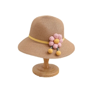 Chapeau de soleil en paille pour enfants avec ruban jaune et accent floral rose