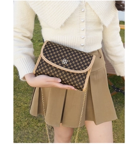 Détail du sac bandoulière vintage à imprimé trèfle avec fermoir fleur argenté et chaîne