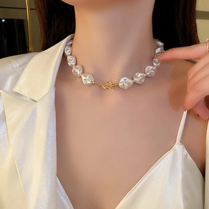 Gros plan détaillé du collier en perles baroques avec fermoir à bascule doré