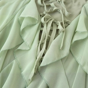 Minzgrünes Langarmkleid mit gestuften Rüschen und filigranen Schnürdetails für Damen