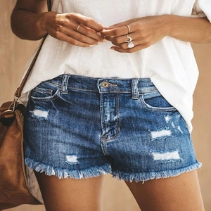 Detailansicht der Jeans-Shorts mit ausgefranstem Saum und modischen Riss-Effekten