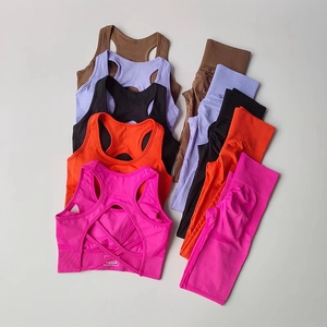 Détail de la brassière de sport sans couture et du legging en cinq couleurs assorties