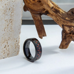 Anello in acciaio titanio nero con inserto in fibra di carbonio rossa su pietra