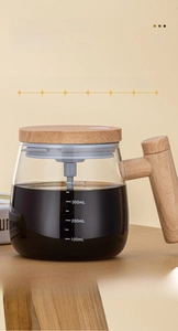 Detail of 400ml heat-resistant glass coffee pot with scale and wood grain lid