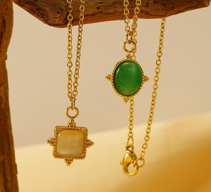 Vue macro de pendentifs vintage français plaqués or 18K avec pierres œil de chat