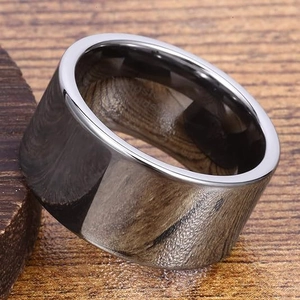 Fede nuziale da uomo in carburo di tungsteno lucido da 12 mm su legno rustico scuro