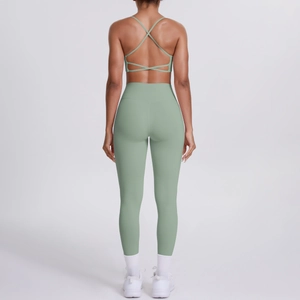 Détail du soutien-gorge de yoga à dos croisé et du legging taille haute vert sauge