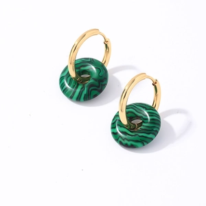 Détail de boucles d'oreilles en acier avec pendentifs en pierre verte naturelle