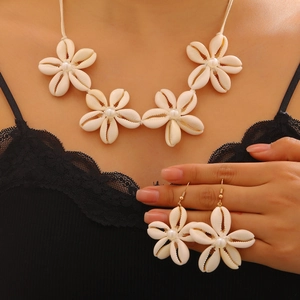 Set collana e orecchini a fiori di conchiglia con perle per vacanze estive al mare