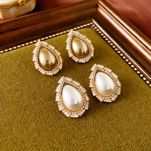 Vue détaillée de boucles d'oreilles baroques en perles avec accents de strass scintillants