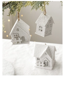Détail de suspensions de Noël en bois blanc avec texture de neige et cordes de jute