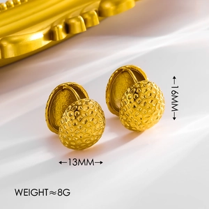 Macro detail of gold vintage geometric earrings with 16mm height and 13mm width dimensions