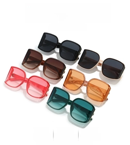 Primer plano de gafas de sol de gran tamaño en varios colores con montura de alto brillo