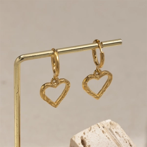 Élégantes boucles d'oreilles cœur en acier inoxydable doré avec texture martelée sur socle