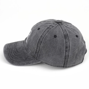 Vue détaillée de la casquette en coton lavé avec broderie latérale et visière renforcée
