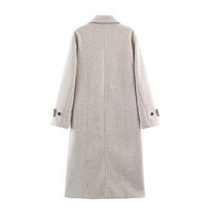 Vue de dos d'un long manteau en laine gris avec coupe large et texture de tissu premium