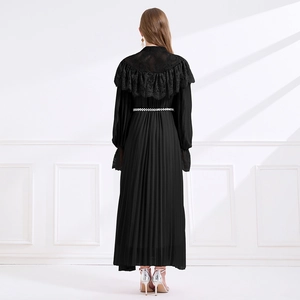 Robe noire chic ligne A style palais avec col en dentelle et détails de jupe plissée