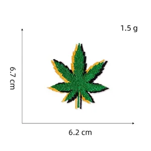 Toppa ricamata foglia d'acero verde e gialla con cuciture precise, 6,7x6,2 cm