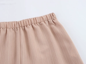 Détail de la taille élastique sur le pantalon de vacances texturé rose clair
