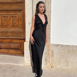 Robe longue en soie noire à dos nu avec col en V profond, dentelle et petit nœud