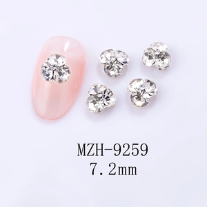 Détail macro d'un strass de nail art en forme de trèfle 7,2mm avec coupe cristal facettée
