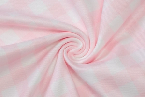 Vue macro détaillée du motif vichy rose et blanc avec une texture tricotée douce