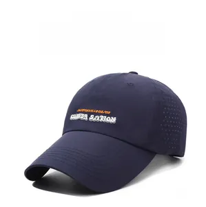 Detalle de gorra de béisbol azul marino con malla de ventilación lateral transpirable