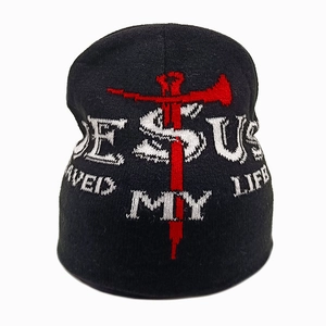 Berretto nero in maglia con scritta Jesus Saved My Life e croce rossa su sfondo bianco