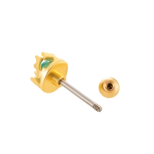 Détail d'une boucle d'oreille couronne dorée avec gemme verte et fermoir à vis sécurisé