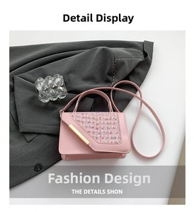 Détails du sac bandoulière en cuir rose et tweed avec garniture métallique dorée