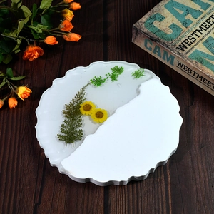 Detailansicht der 20cm unregelmäßigen Harzform für Tablett mit gelben Trockenblumen