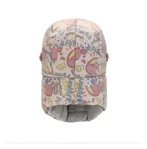 Rückansicht einer rosa Wintermütze mit bunten Graffiti-Prints und grauem Fleece-Futter