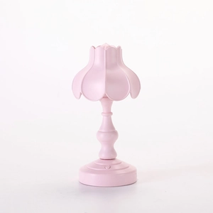 Dettaglio della lampada da comodino a loto rosa con paralume a forma di petalo
