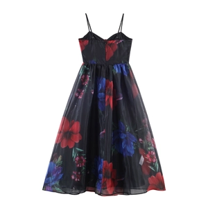 Robe longue élégante à bretelles avec grand imprimé floral en organza et taille ajustée