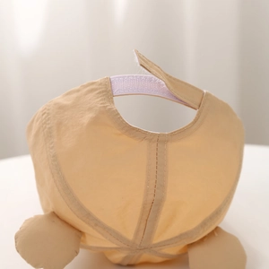 Détail de la sangle velcro et des coutures sur le chapeau soleil jaune pour bébés