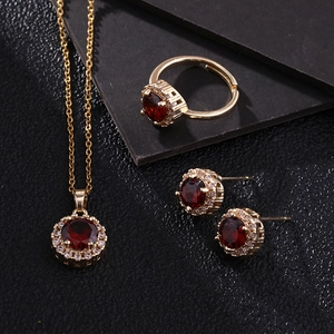 Parure de bijoux plaquée or avec collier, bague et boucles d'oreilles en zircon rouge