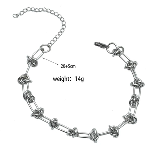 Macro detail of men's silver chain bracelet with 20+5cm length and lobster clasp