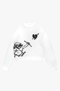 Dettaglio in piano del maglione in maglia bianca Y2K con stampa grafica Cupido e cuore