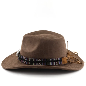Détail d'un chapeau de cowboy avec bande tissée ethnique et texture en daim