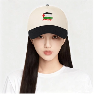 Vista dettagliata del ricamo della bandiera della Palestina su cappello bicolore