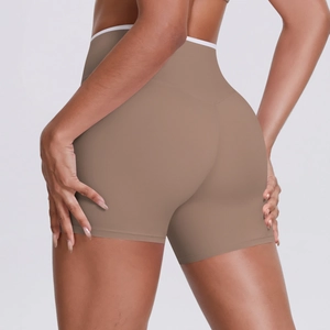 Vue détaillée du short de yoga kaki taille haute avec liseré blanc et effet push-up