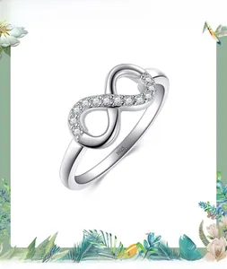 Dettaglio dell'anello infinito in argento sterling S925 con pietre di zircone