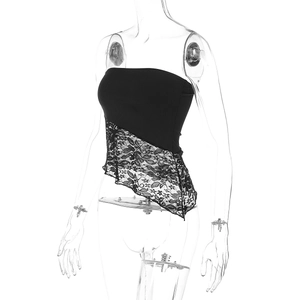 Détail d'un haut bustier noir avec un empiècement asymétrique en dentelle florale