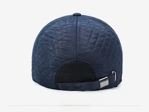 Vue arrière de la casquette de baseball matelassée bleu marine avec boucle réglable en métal