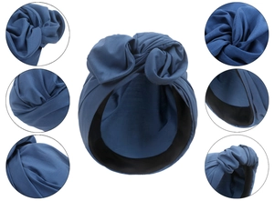 Detailansicht der dunkelblauen Turban-Mütze mit Stofftextur und Knotendesign