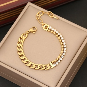Detail eines goldenen Panzerarmbands mit Zirkonia und D-Verschluss auf einer Box
